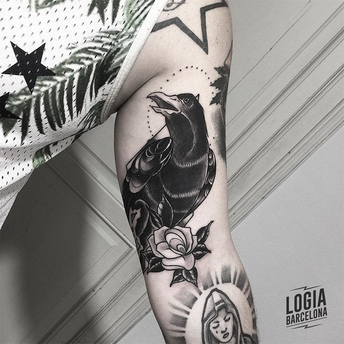 tatuaje_brazo_cuervo_blackwork_Dalmau_Tattoo_Logia_Barcelona